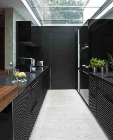Černé kuchyně v interiéru - luxusní jednoduchost minimalismu
