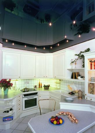 Stejně jako v případě sádrokartonových desek vypadají napínací stropy pro kuchyň s působivým osvětlením mnohem působivěji.