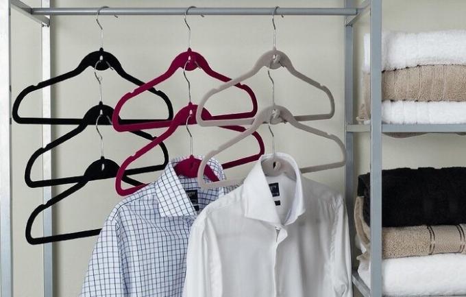 Víceúrovňové věšák můžete pověsit košile, bundy, šaty. / Foto: kvartblog.ru