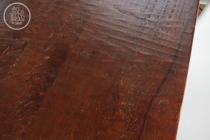 Jak odstranit škrábance na dřevo a koženým nábytkem
