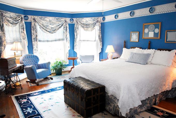 Fotografie ložnice s modrými stěnami pro zmenšení prostoru