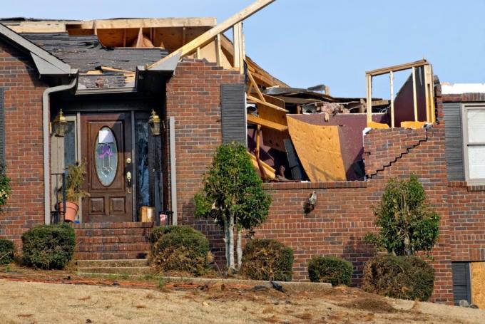 Zděný dům také dostal docela během hurikánu málo. (Fotografie pořízená ze služby Yandex obrázků)