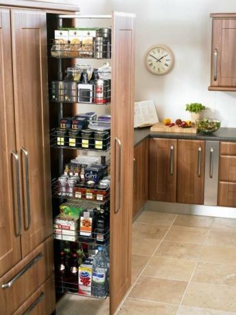 Výsuvná skříň je praktická i pro kuchyň o velikosti 5 m2.