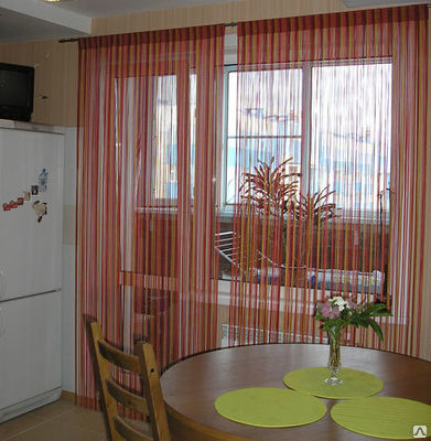 Okenní dekorace s balkonem v kuchyni s bavlněnými závěsy