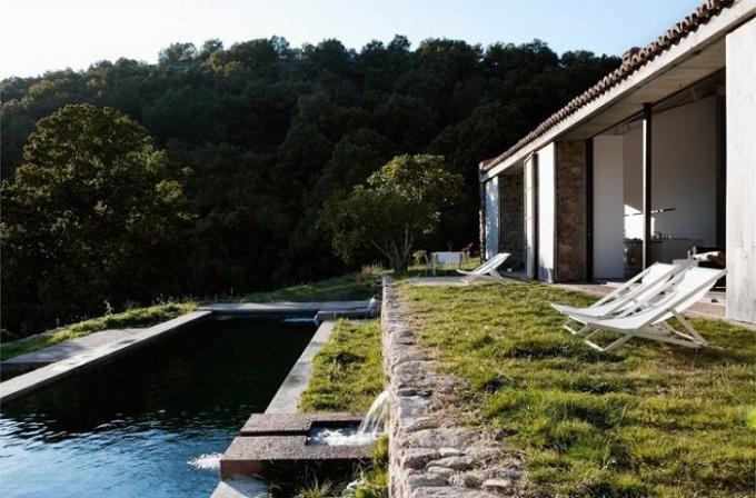 Kaskádové vodního systému chatu s vlastním rybníku.