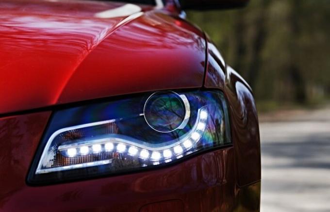 LED žárovky v automobilových světlometů.