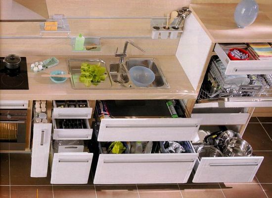 Organizace pořádku ve skříních a používání různých zařízení značně zjednoduší práci.