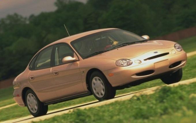 Ford Taurus v roce 1996 se nelišil atraktivní vzhled. | Foto: cheatsheet.com.