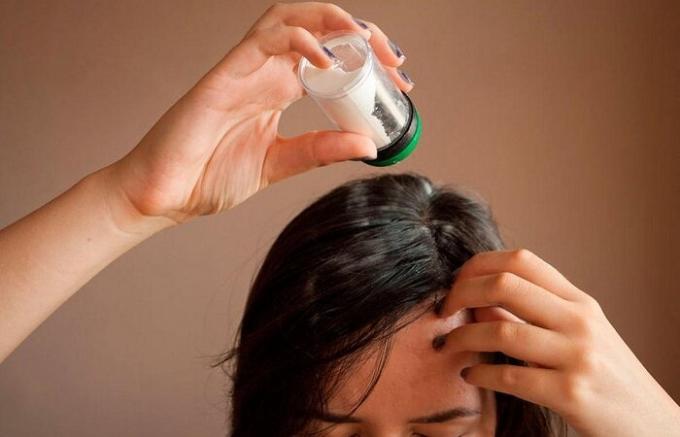 Špetka soli v šamponu: tajemstvím, že není na škodu vědět dívku starat se o vlasy krásy