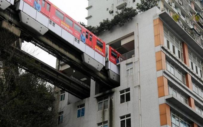 V čínském městě Chongqing vlaků spustit po celém domě.