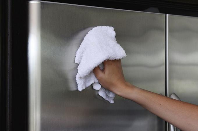 Vnější část chladničky se snadno čistí mýdlovou vodou