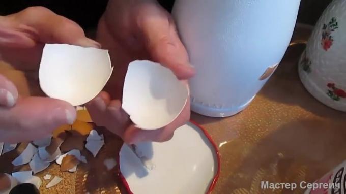 Decoupage skořápek vajec. láhev dekorace