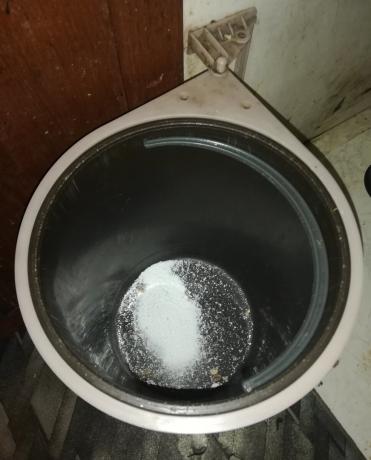 Manželka začala nalévat prací prášek do pytle na odpadky v kbelíku, neutralizuje zápach!