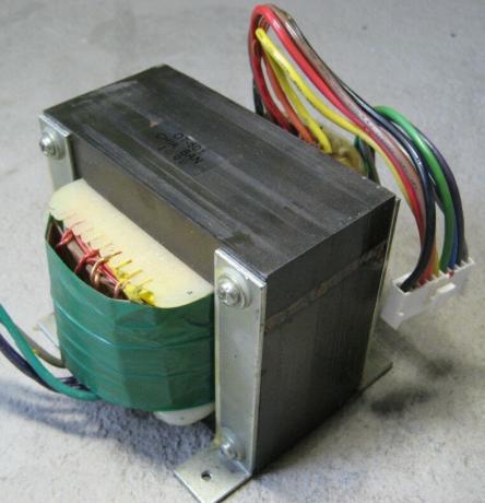 Obrázek 2. transformátor pouzdro s šrouby jádrem