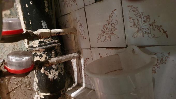 Železné trubky zamurovovali před 30 lety ve stěnách, a oni ještě netečou, to je divné