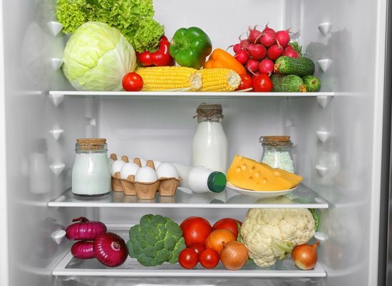 Naplňte chladničku jídlem ze seznamu požadovaného pro týdenní vaření