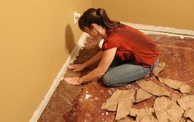 Chcete-li ušetřit na opravách, tato žena byla aktualizována podlahu kvůli obyčejný papír.