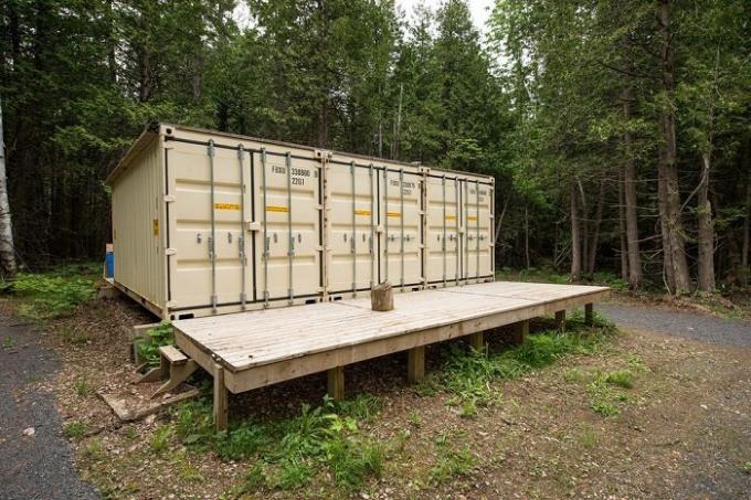 Kanadský řemeslník postavil soběstačný dům kontejneru.