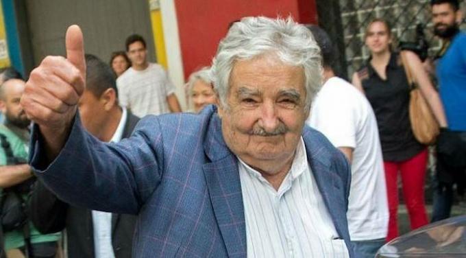 90% dal Mujica prezidentský plat na charitu.