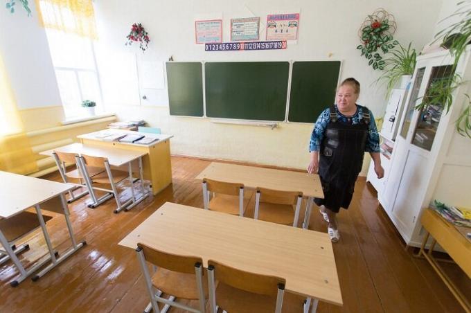 Ve vesnické škole jenom tři třídy, ve kterých se děti učí čtyři (Sultanov, Čeljabinsk kraje).