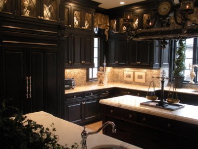 Černý nábytek dodává interiéru kuchyně eleganci a pevnost
