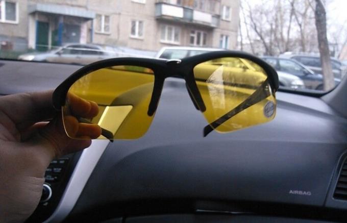 Žluté brýle pro jízdu v noci: skutečná pomoc nebo propagační Dummy