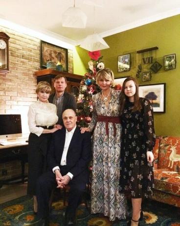 Starry rodina shromáždili v bytě po opravě (Julia Menshov s jeho slavnou rodinou).