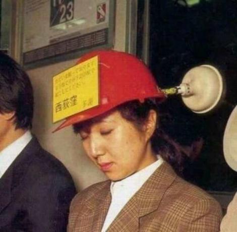 Japonci jsou často tak unavený, že jsem usnout ani stojí ve veřejné dopravě. / Foto: humourdemecs.com