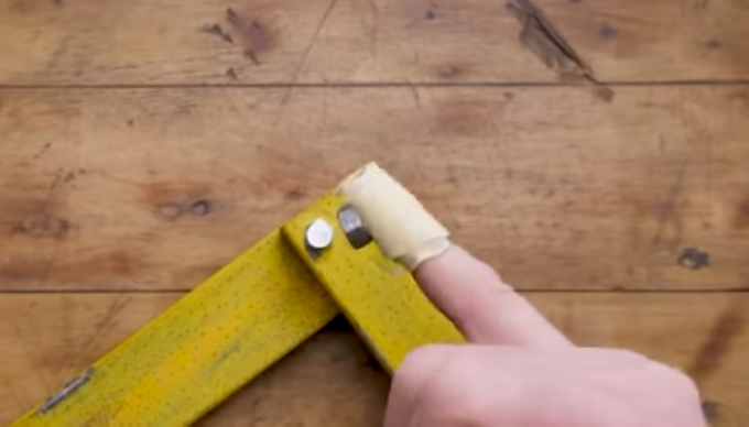 S krycí páskou na prstech snazší udržet malé součástky 