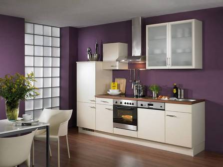 Moderní kuchyň s bílou náhlavní soupravou na pozadí fialové stěny