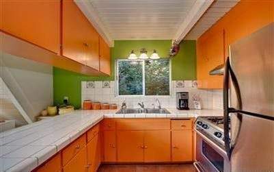 Díky převládající oranžové barvě je interiér teplý a slunný