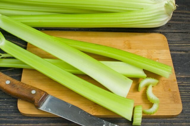 Celer střih na tenké plátky