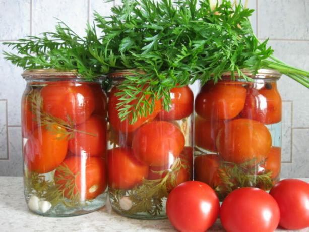 Konzervované rajčata s mrkví vrcholy mají neobvyklou chuť. Ilustrace pro článek je určen pro standardní licence © ofazende.ru