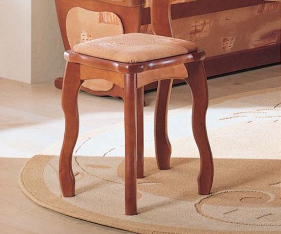 Je nepravděpodobné, že lze takovou stoličku nazvat „zastaralou“, protože se perfektně hodí do každého interiéru