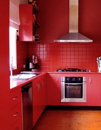 červená barva v interiéru kuchyně