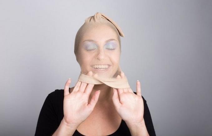 Make-up triky: Přítelkyně zkroucený v chrámu, uviděl dívku s punčochou na hlavě