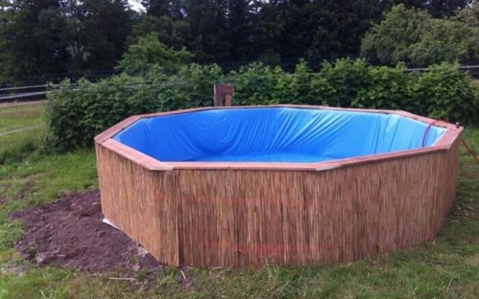 bazén venkovní je opláštěné bambusu.
