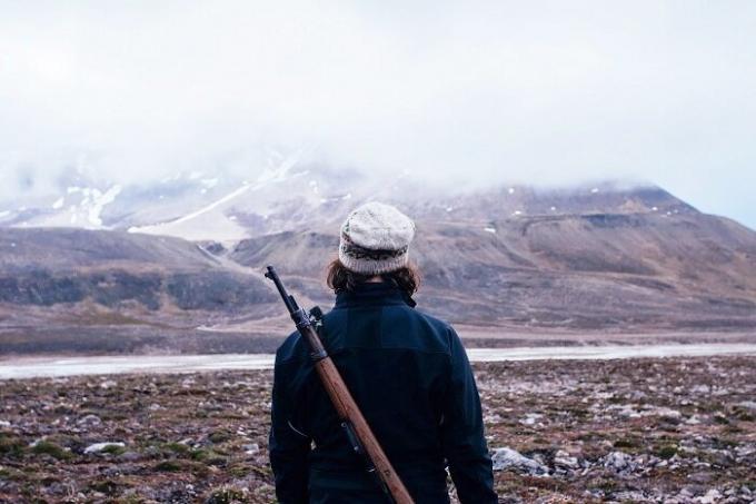 Na procházce, můžete jít jen s pistolí (Longyearbyen, Norsko).