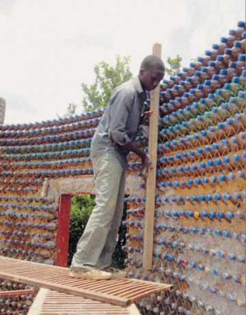 Dům z plastových lahví Mladý muž se rozhodl udělat kulatý tvar. | Foto: ezermester.hu.