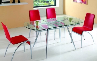 Stůl zdůrazňují židle a navíc je zde kombinace materiálů