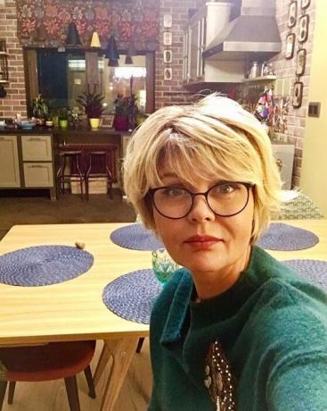 Julia Menshov na pozadí svého aktualizovaného kuchyni s jídelnou.
