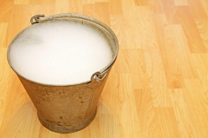 5 mírně extrémní způsoby, jak pročištění ucpání záchodu bez pístu, a „chemie“