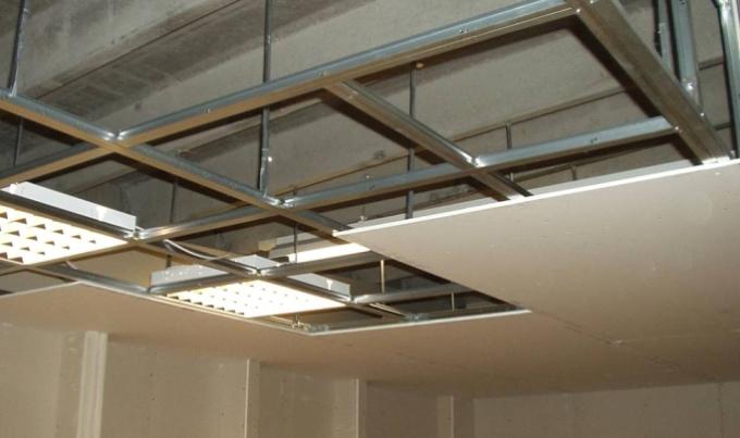 Zavěšená stropní konstrukce (rám) a sádrokarton