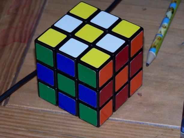Jak sestavit Rubikovu kostku pomocí dvou pohybů