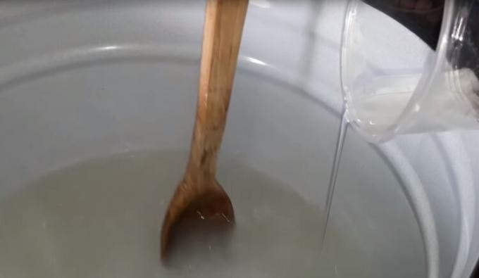 Manželka našla zajímavý způsob, jak vyčistit pánve z let sazí a mastnoty