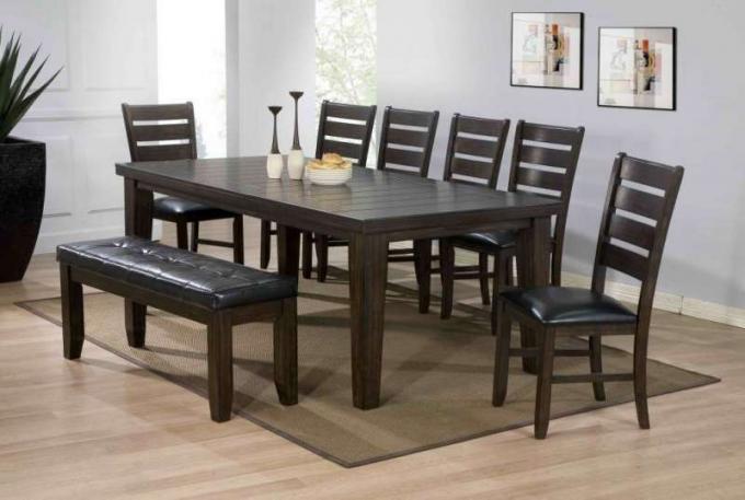 Kuchyňské stoly a židle by měly mít obecnou strukturu, aby neporušovaly stylistickou myšlenku