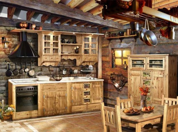 dřevěné kuchyňské police