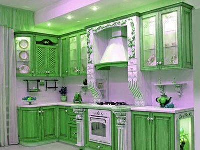 Zelený kuchyňský nábytek se smaragdovým odstínem