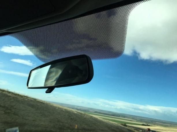 Frit sklo nejen chrání, ale také na slunci řidiče.
