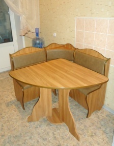 Stůl a měkký roh - trojúhelníkový tvar v tomto případě zapadá do prostoru mnohem naléhavěji než čtvercový stůl